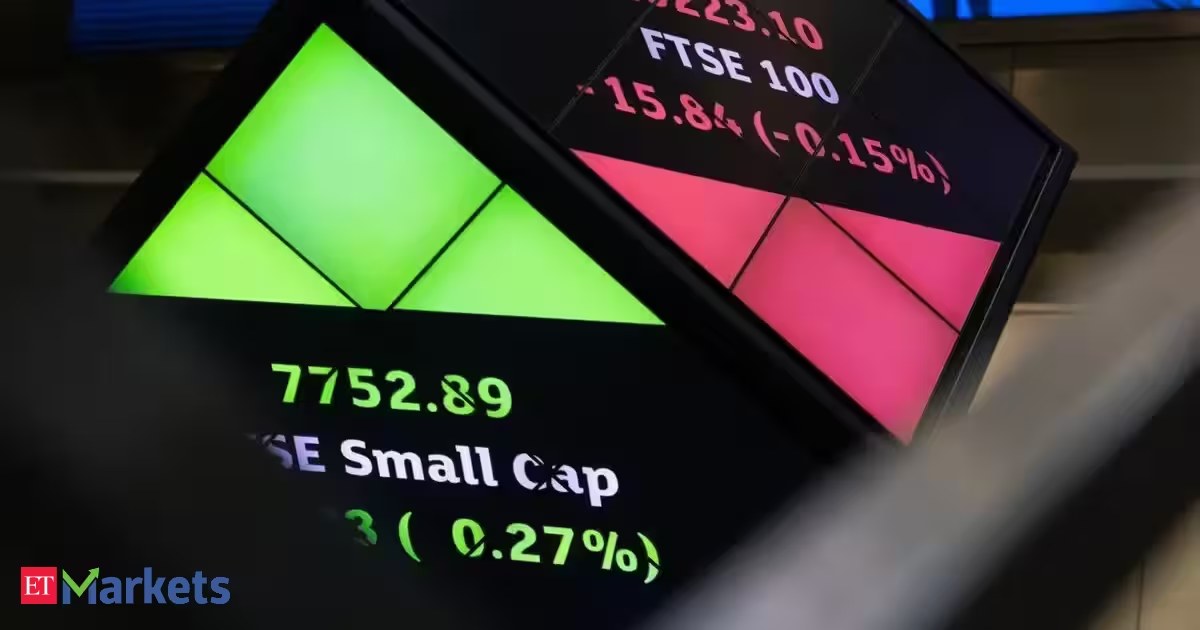 London’s FTSE 100 slips as sinking crude weighs on oil majors