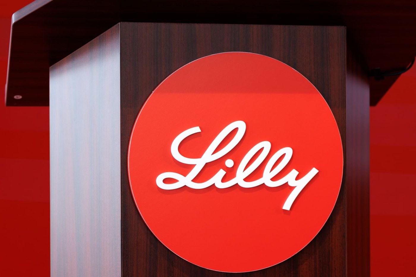 Eli Lilly says closely watched combo obesity regimen boosts weight loss in mid-stage trial