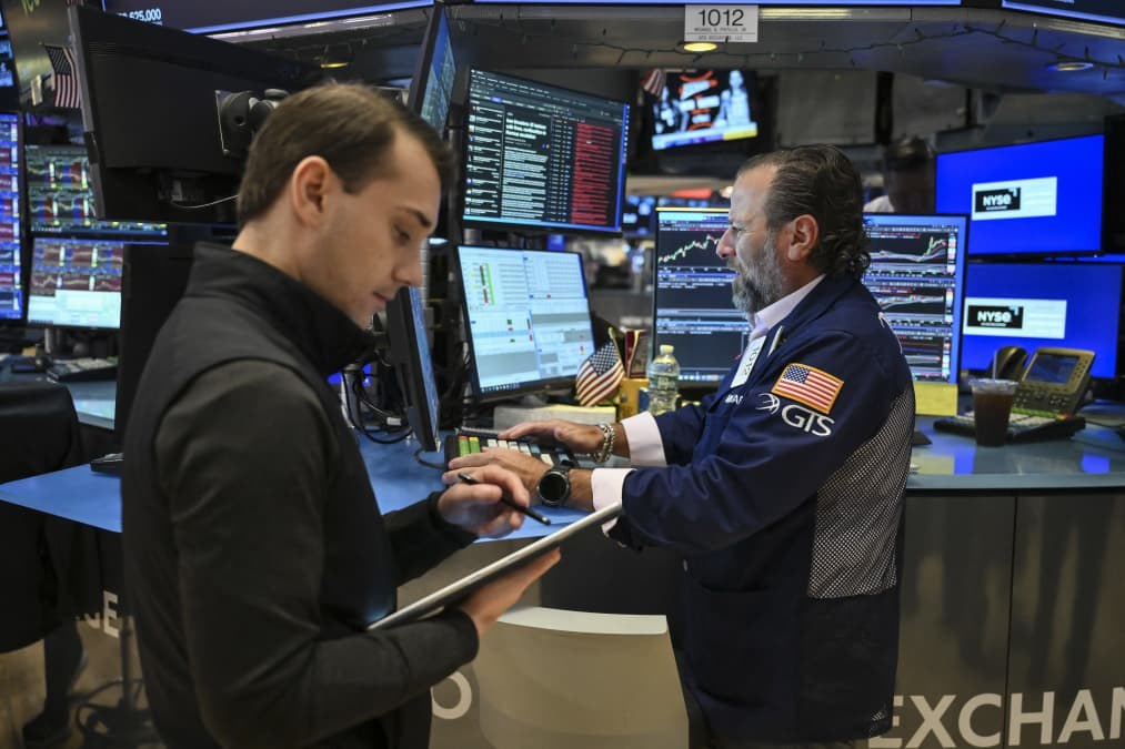 Investors are doing just as well this year by shunning AI. How to invest if the tech trade keeps fizzling